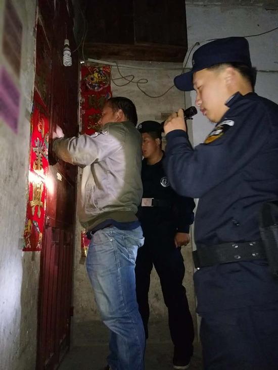 台湾粗心妈妈误将幼女锁家中 