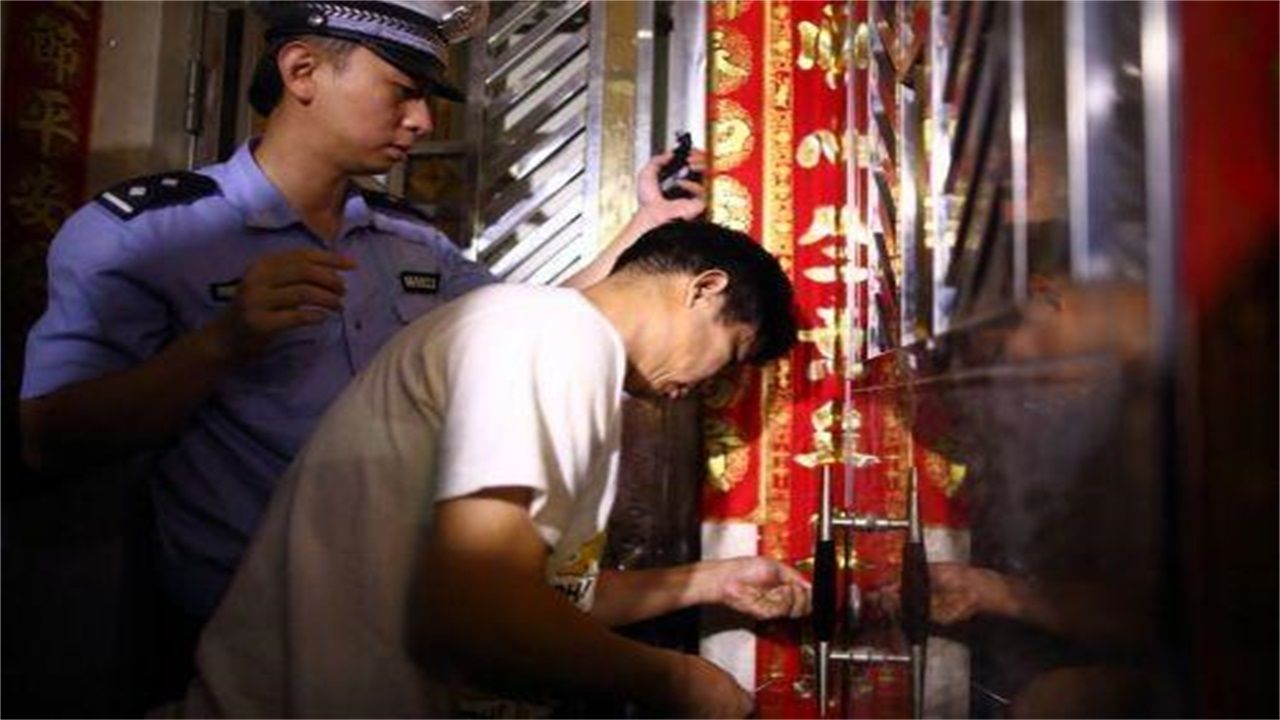 台湾请开锁师傅开了锁后，师傅